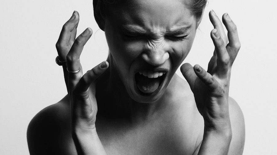 Photo d'une personne qui hurle de stress